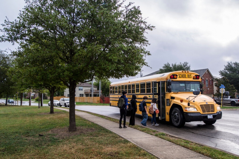 رانندگان اتوبوس مدرسه در سان آنتونیو مجبور به رانندگی از مسیرهای متعدد شده اند و دانش آموزان را برای مدت طولانی منتظر کرده اند.